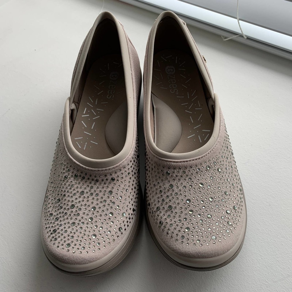 BZEES Red Hot Slip-on BEIGEKHAKI SIZE 9.5W Brand New